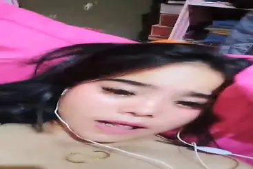 ABG Pamer Memek Basah Live Pakai Earphone Putih Viral